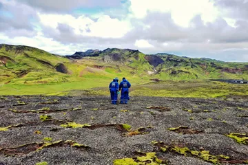 Leiðsögumenn ganga í átt að fjöllum á hálendinu